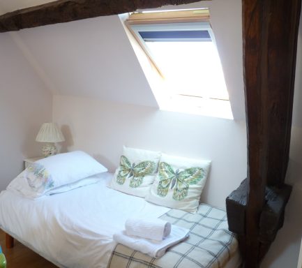 Single bed in the larger bedroom